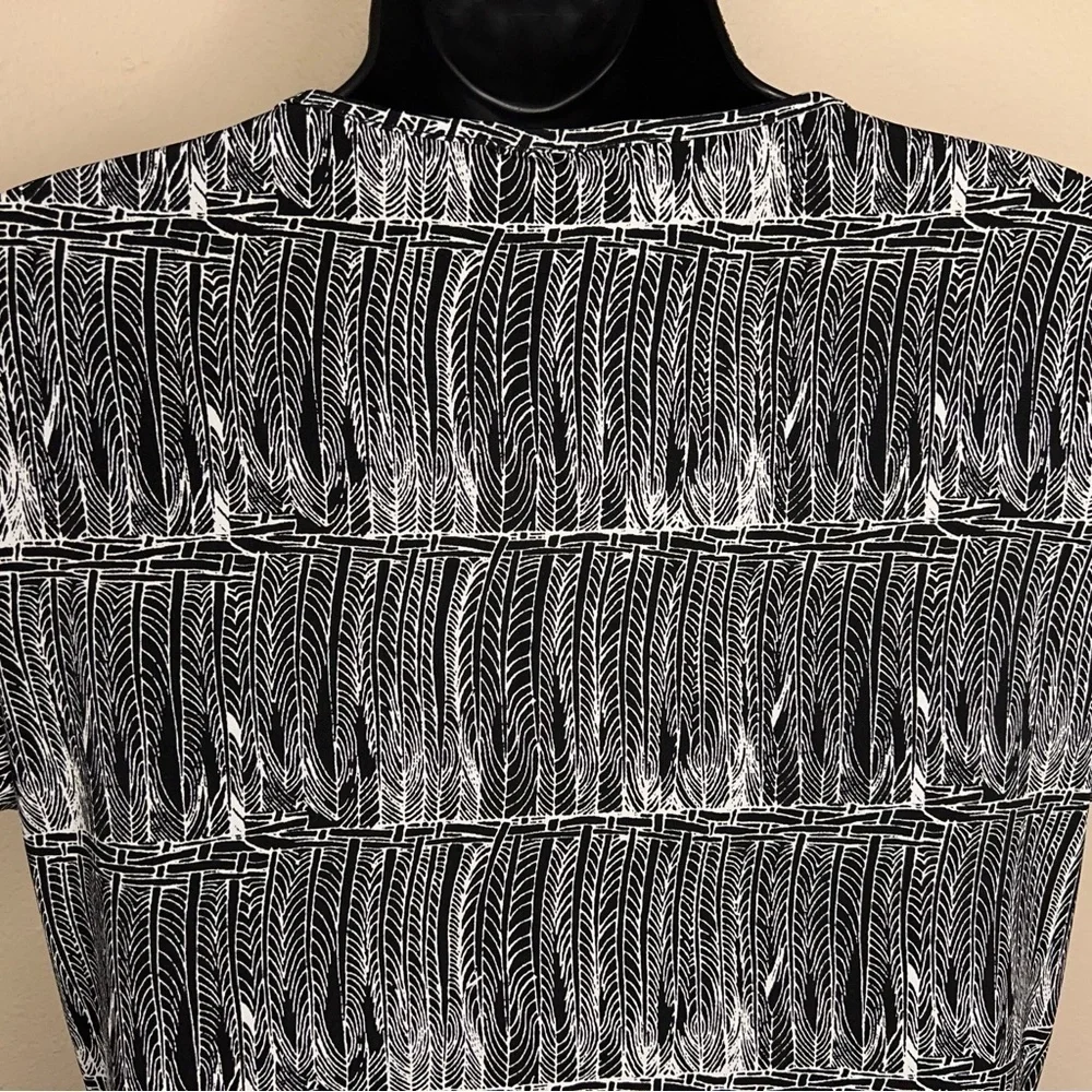 SMALL EAST 5th BLACK WHITE SHORT SLEEVE TOP FEATHER PRINT STRETCH